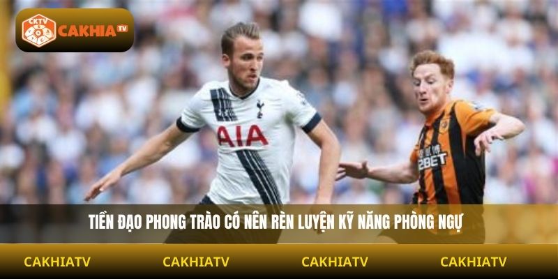 Vai trò hỗ trợ phòng ngự của tiền đạo trong bóng đá hiện đại